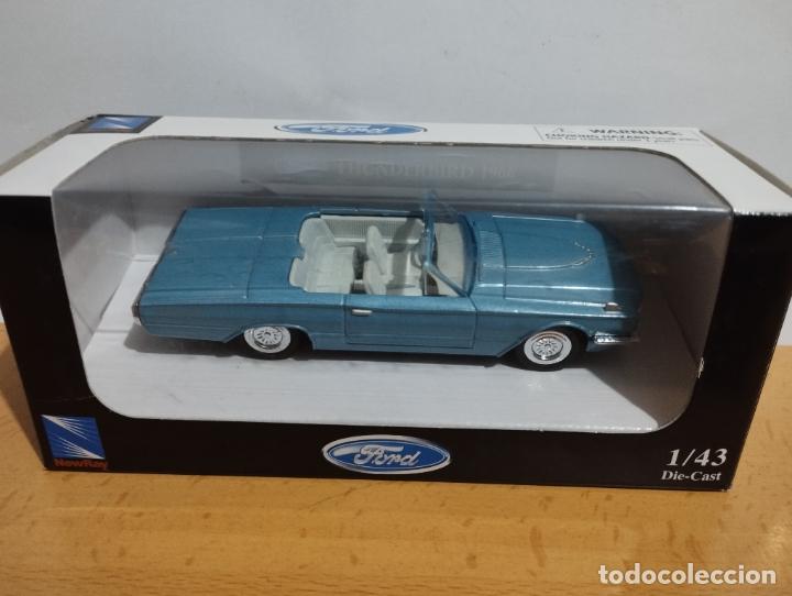 Auto in scala: FORD GALAXYE THUNDERBIRD 1966 DE NEW RAY 1,43 NUEVO EN SU CAJA