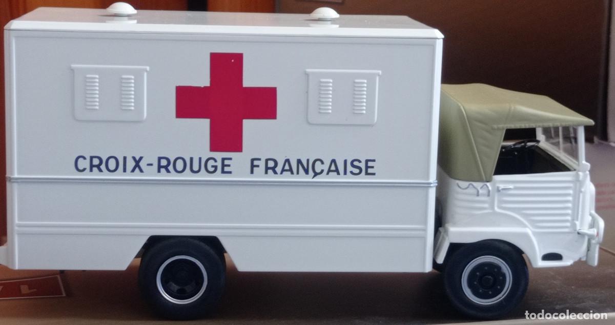 Voitures &agrave; l'&eacute;chelle: CAMION SIMCA CARGO ,CROIX-ROUGE FRANCAISE ,IXO 1/43