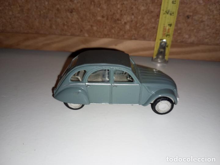 Coches a escala: Coche CITROEN 2CV del prado - Foto 2