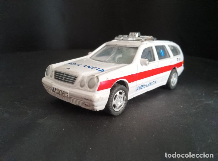 Voitures &agrave; l'&eacute;chelle: AMBULANCIA MERCEDES BENZ 300T - HONGWELL, DIECAST METAL, COCHE ANTIGUO- 12x5x4cm 1/43