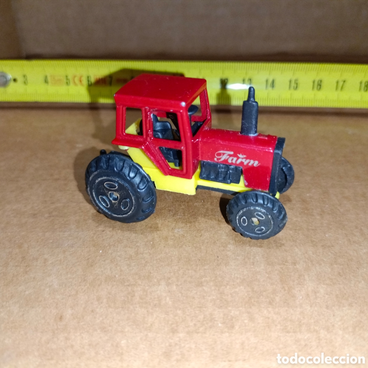 Auto in scala: Vintage tractor met&aacute;lico restaurar rueda un poco suelta solo hay que ponerla de nuevo