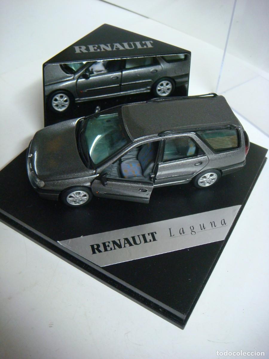Voitures &agrave; l'&eacute;chelle: COCHE RENAULT LAGUNA CON SU CRISTALINA ESCALA 1'43-(&)