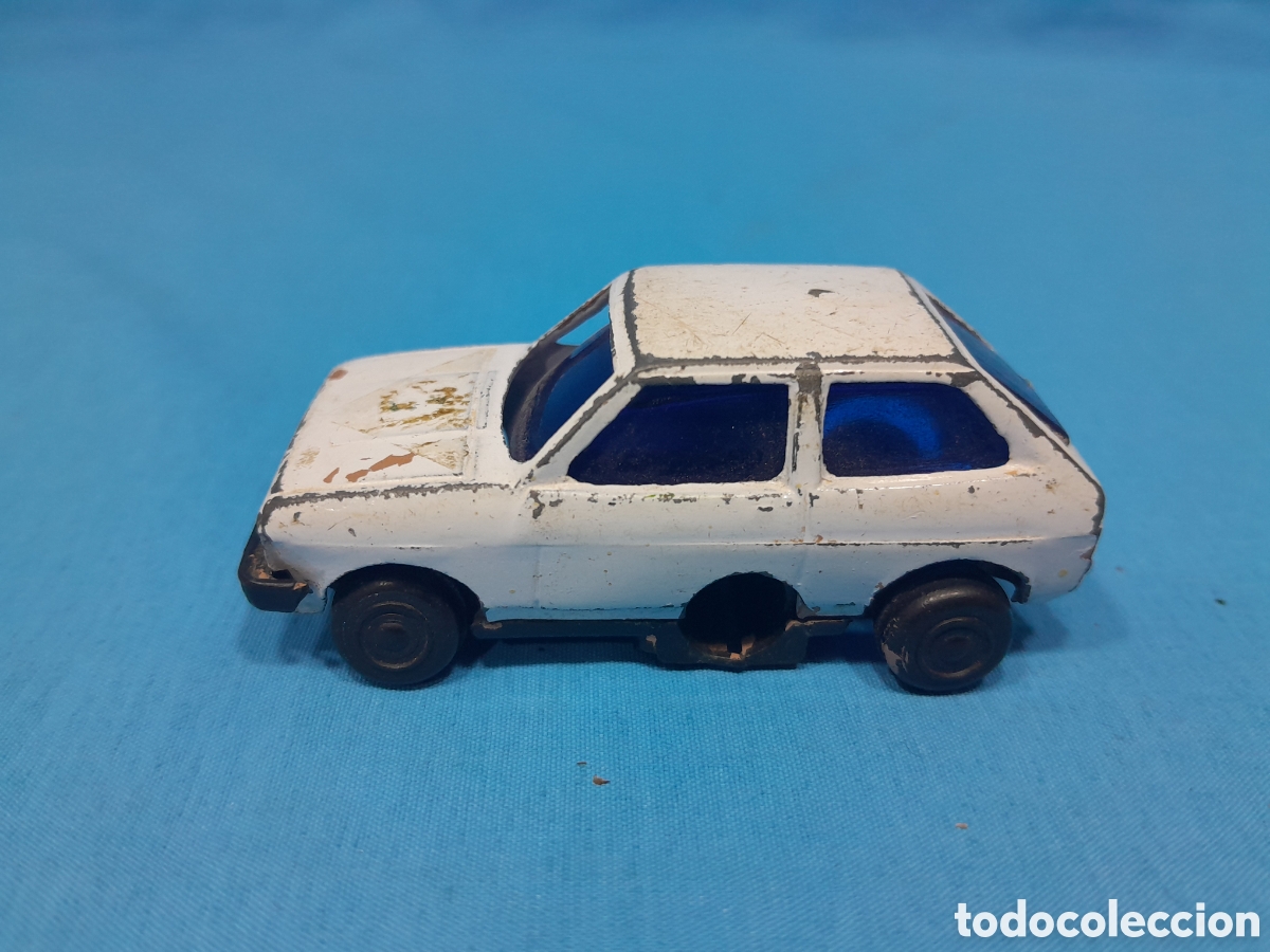 Voitures &agrave; l'&eacute;chelle: COCHE DE METAL, SACAPUNTAS - FORD FIESTA - GALLETAS SIRO