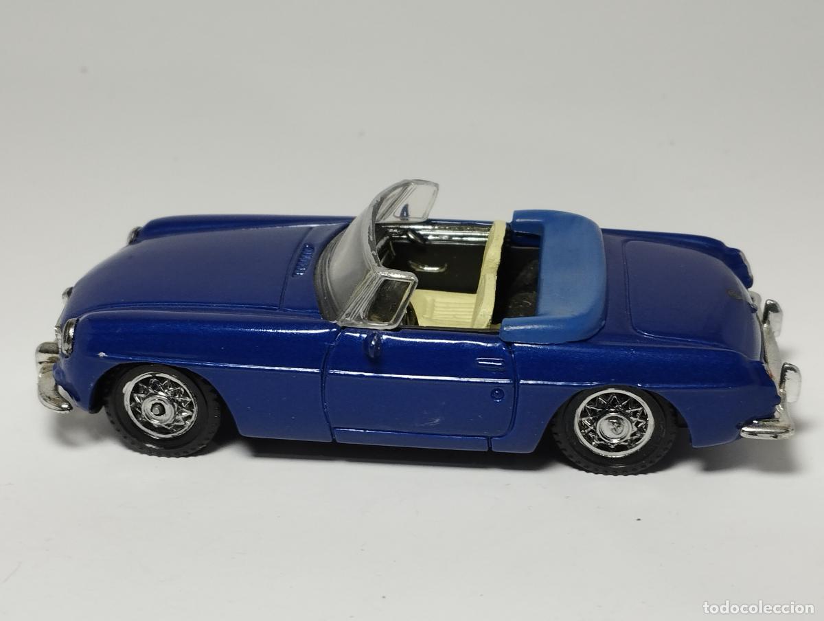 Voitures &agrave; l'&eacute;chelle: M.G. MG MGB ROADSTER DE NEW RAY ESCALA 1,43 BUENO