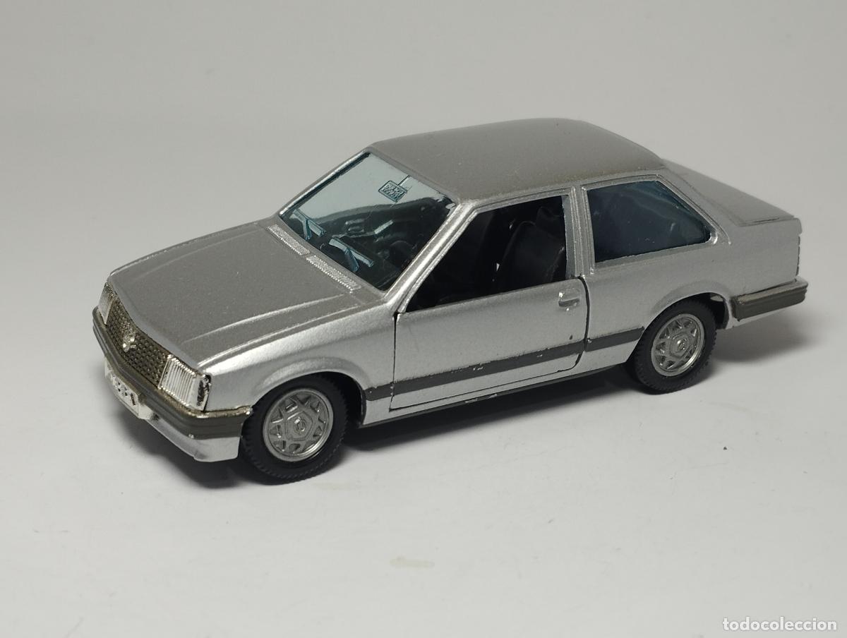 Model Cars: OPEL CORSA TR 3 VOLUMENES DE LA MARCA GAMA ESCALA 1,43 METAL