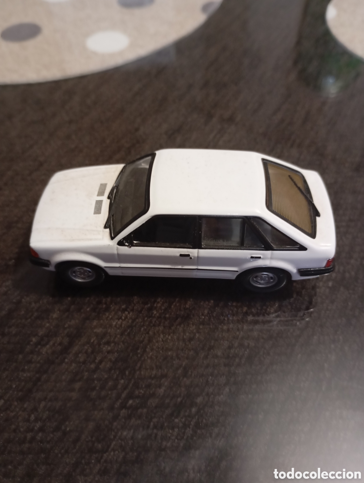 Model Cars: Ford Escort blanco, escala 1:43