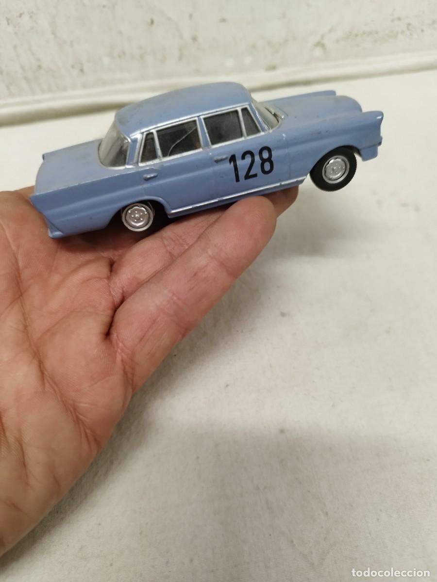 Auto in scala: Antiguo coche de juguete, Mercedes 220 SE metal esc 1.43.