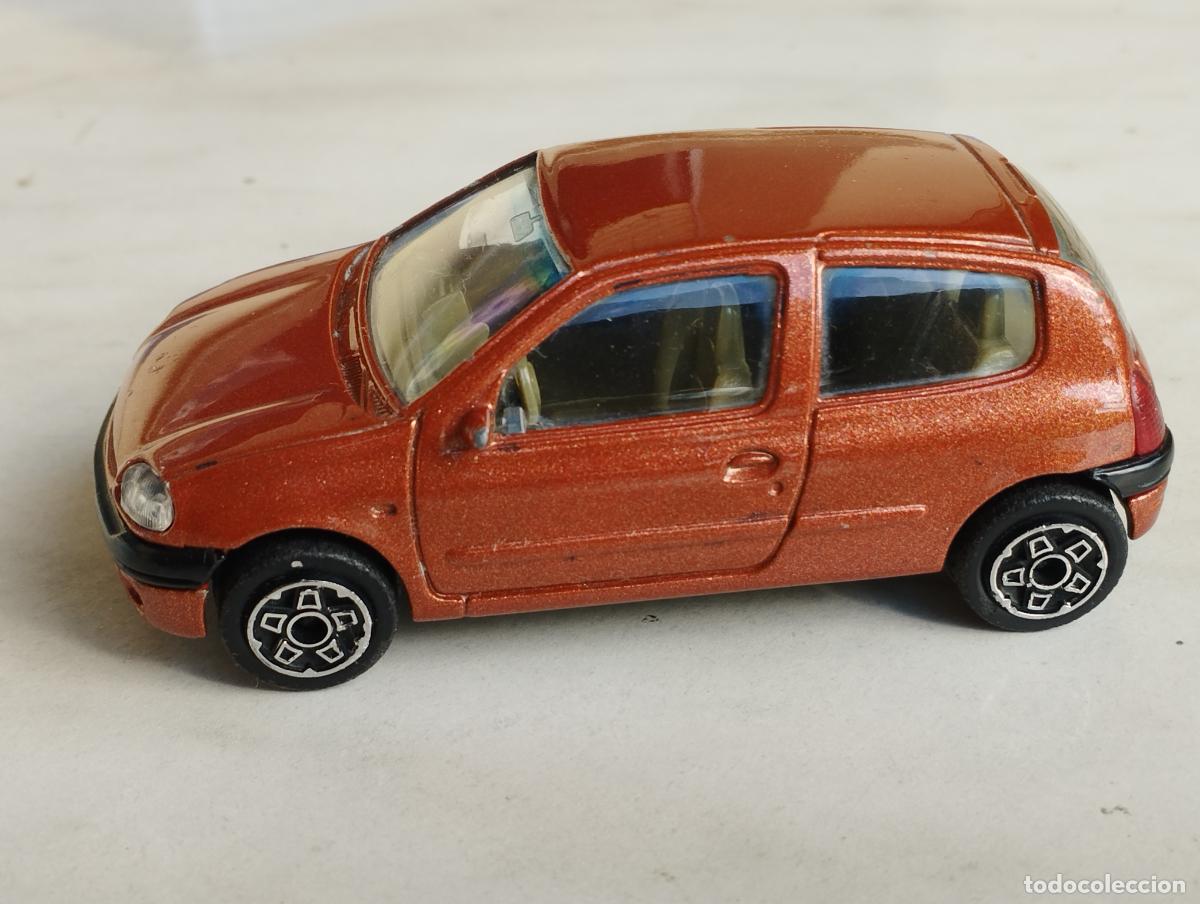 Coches a escala: RENAULT CLIO II 2&ordf; GENERACION FASE 1 DE BURAGO BBURAGO ESCALA 1,43 MUY BUENO