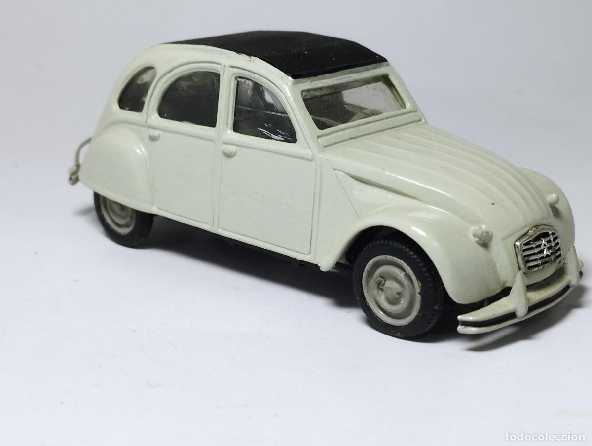 Coches a escala: CITROEN 2 CV DE EDICIONES DEL PRADO UNIVERSAL HOBBIES UH 1,43