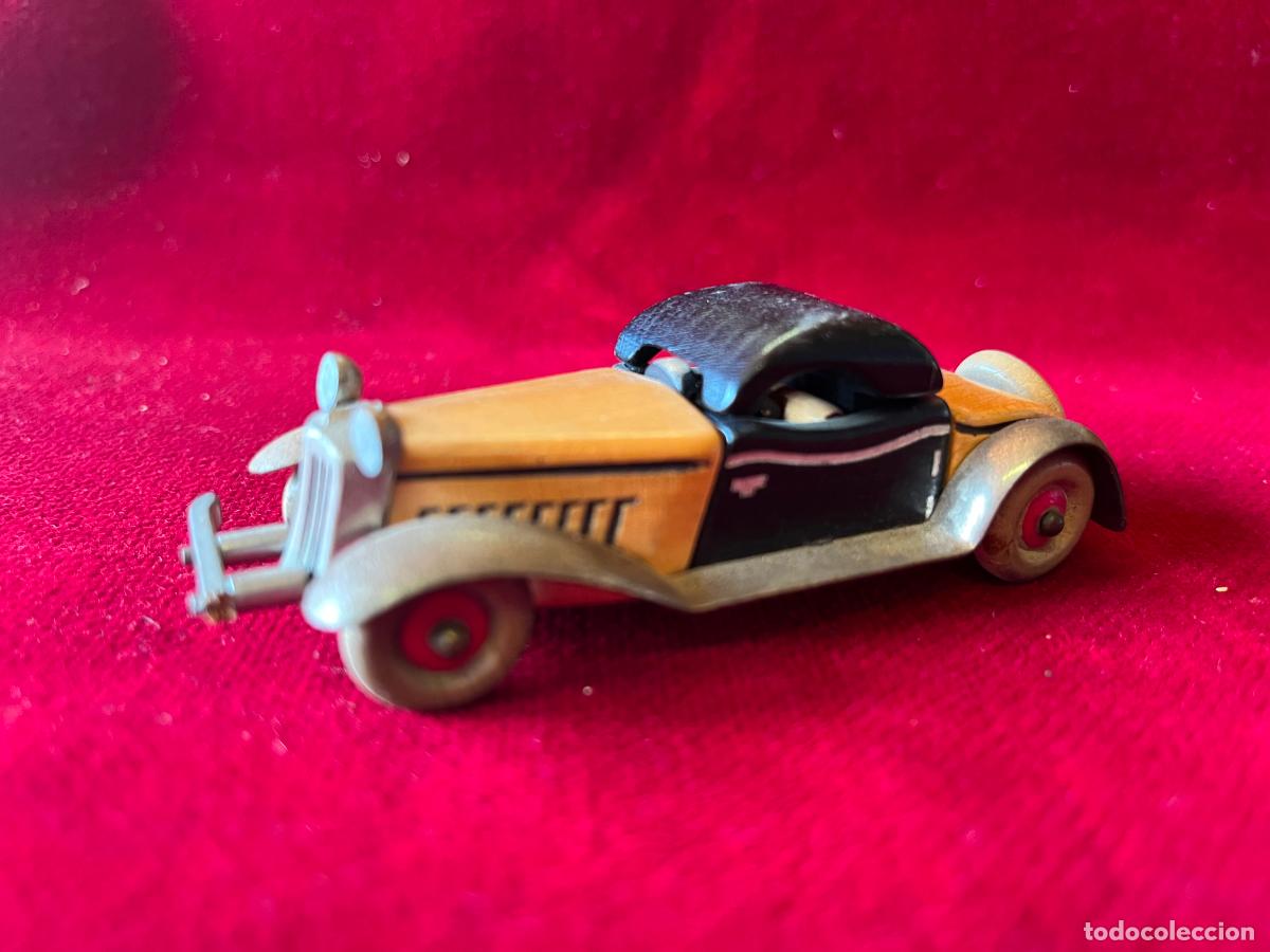 Coches a escala: Antiguo Coche de &Eacute;poca en Bloques de Madera con Elementos de Hojalata.