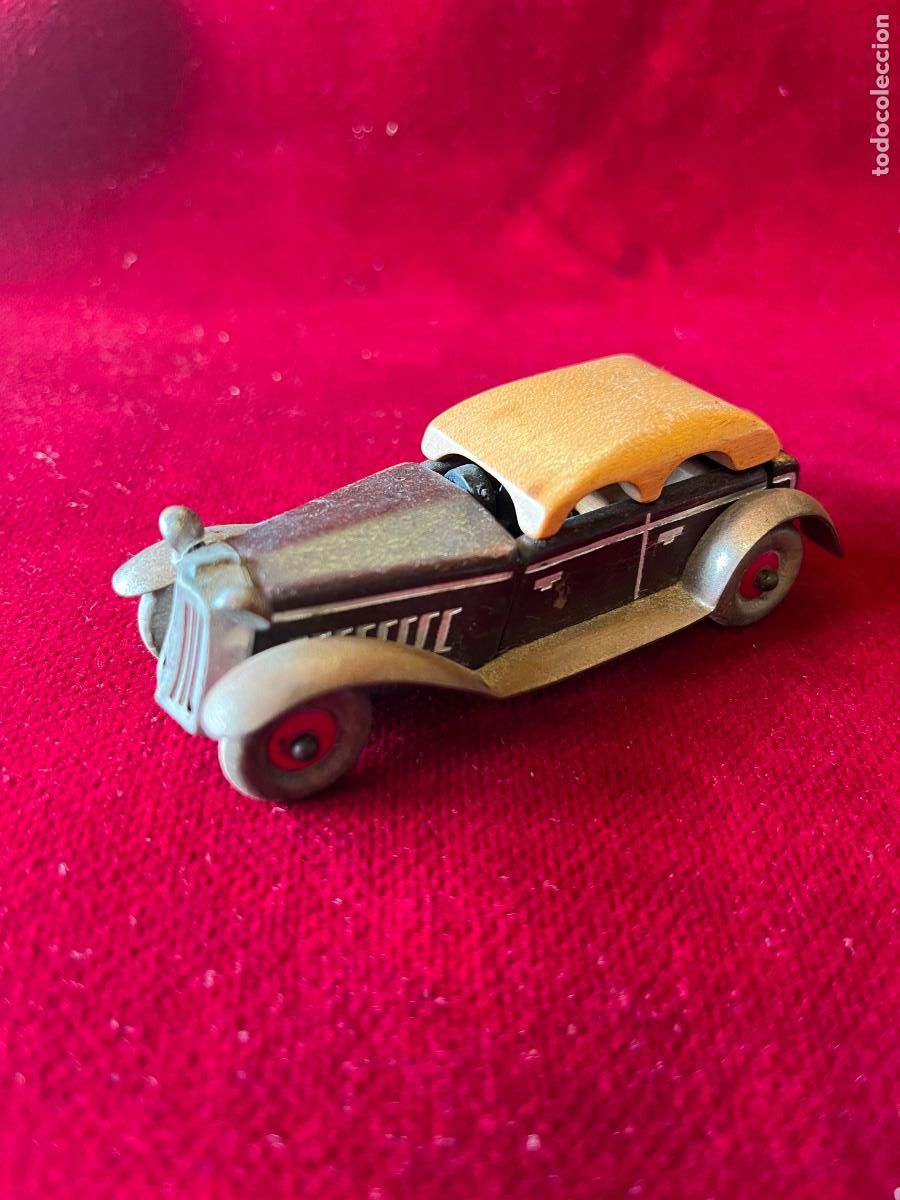 Coches a escala: Antiguo Coche de &Eacute;poca en Bloques de Madera con Elementos de Hojalata.