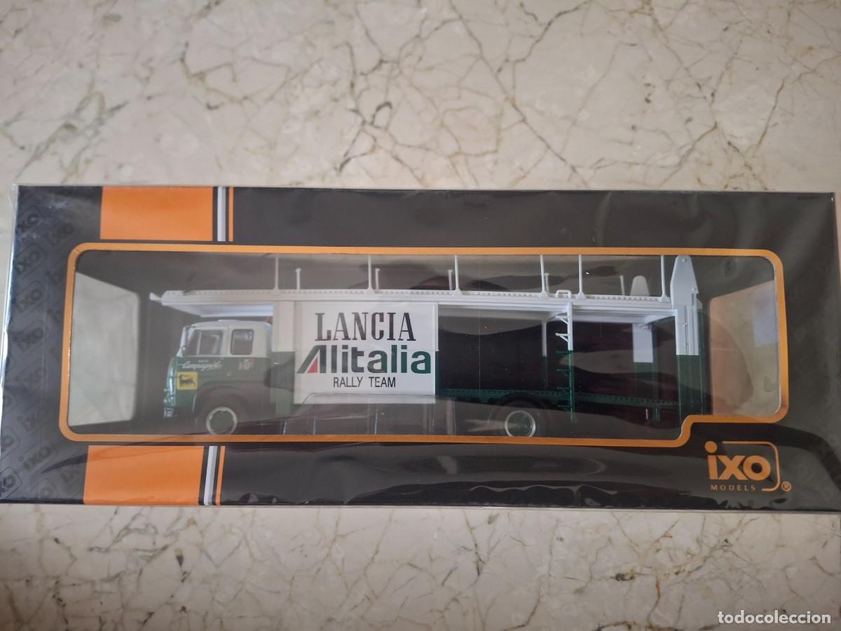Coches a escala: Cami&oacute;n Portacoches Fiat 673 Racing Transporter del Rally Team Alitalia 1/43 de IXO Models