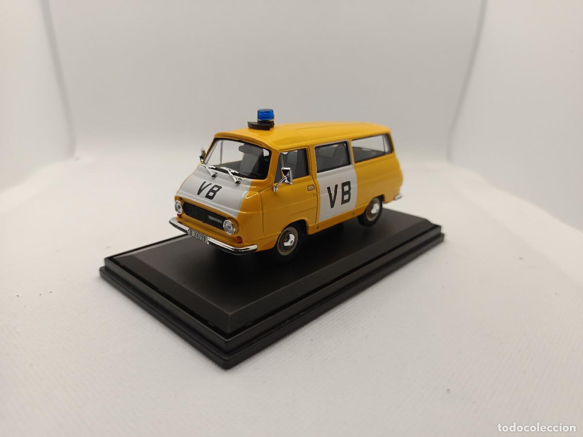 Coches a escala: Skoda 1203 de la Veřejn&aacute; bezpečnost (Seguridad Publica) 1974 Furgon de policia checoslovaca de Abrex