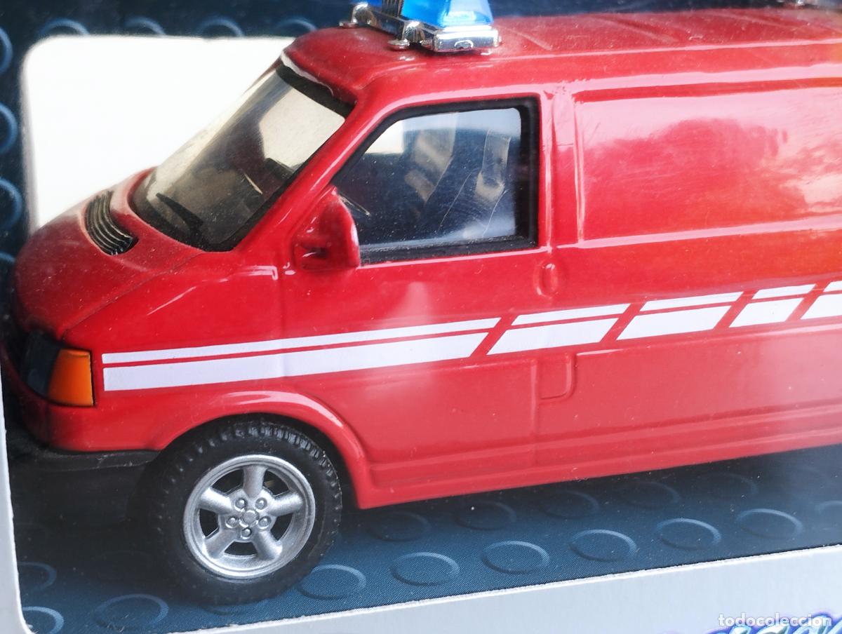 Coches a escala: FURGONETA VW VOLKSWAGEN TRANSPORTER IV BOMBEROS HONGWELL CARARAMA 1,43 NUEVA CAJA