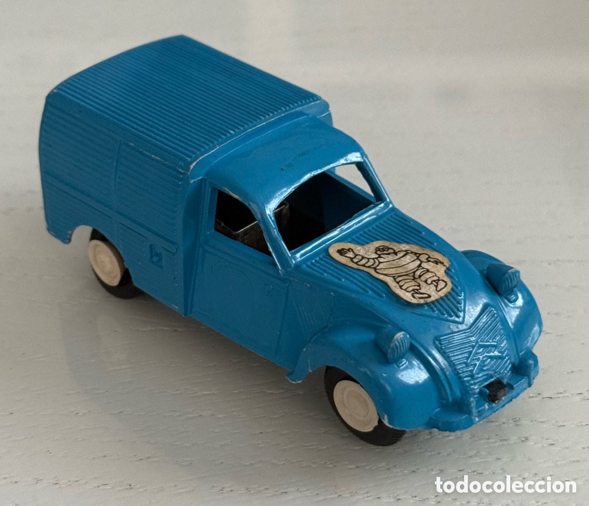 Coches a escala: Coche a escala Citroen 2CV azul a&ntilde;os 70.