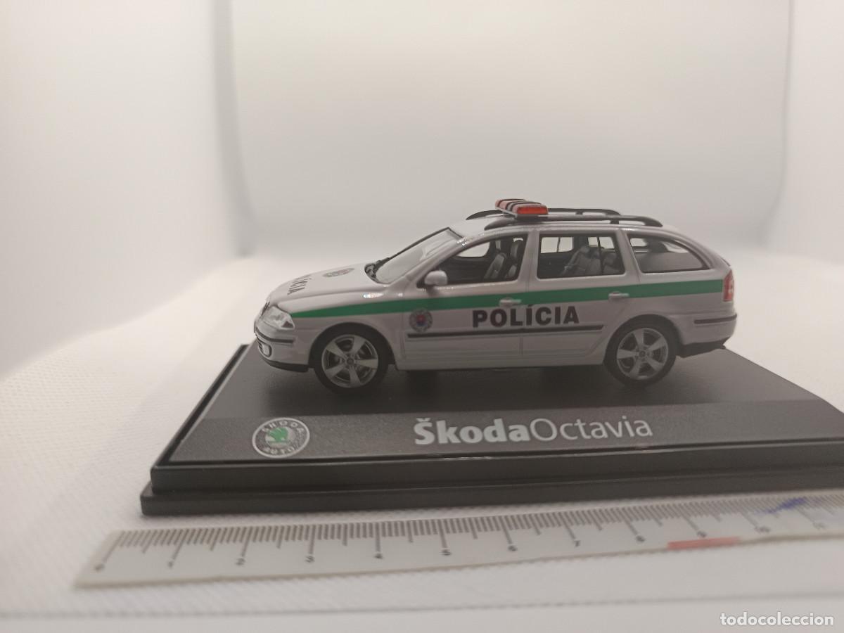 Coches a escala: Skoda Octavia Kombi 2012 Policija Coche de policia de Eslovaquia de Abrex en escala 1:43