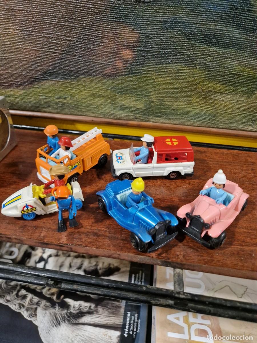 Coches a escala: Lote de 5 coches guisval m&aacute;s 2 mu&ntilde;ecos.