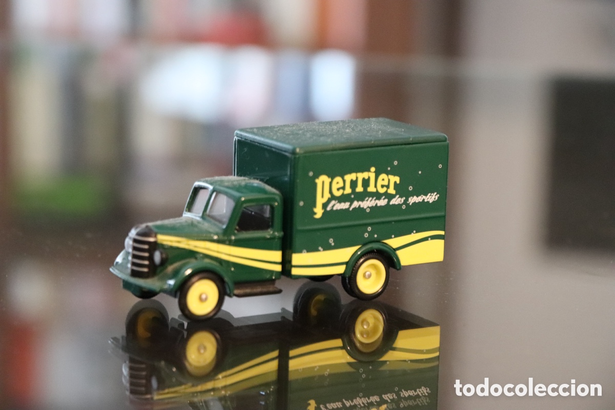 Coches a escala: Cami&oacute;n Corgi Bedford 30 CWT Van Perrier miniatura colecci&oacute;n