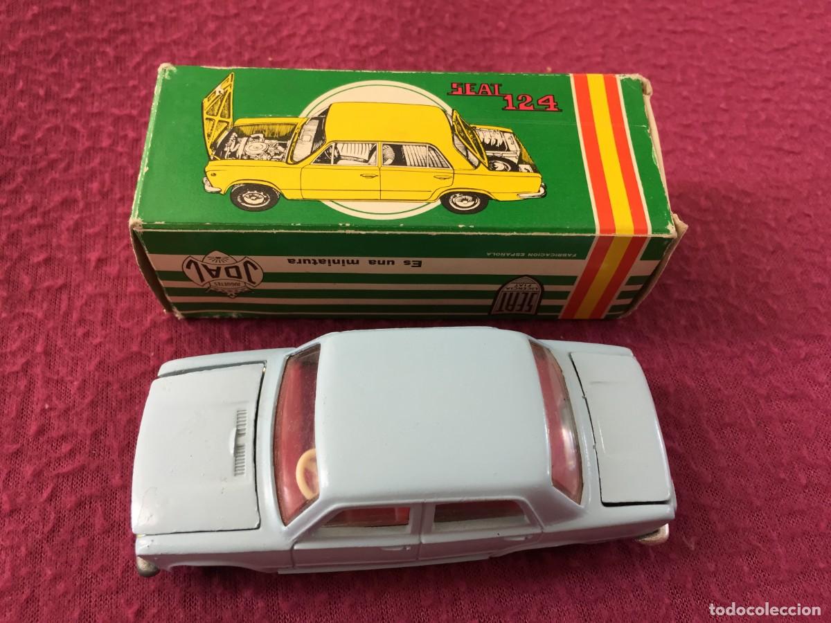 Coches a escala: JOAL 1:43 SEAT 124 AZUL CLARO EN SU CAJA ORIGINAL PRIMERA VERSION FAROS AMARILLOS Y ASIENTOS ROJOS