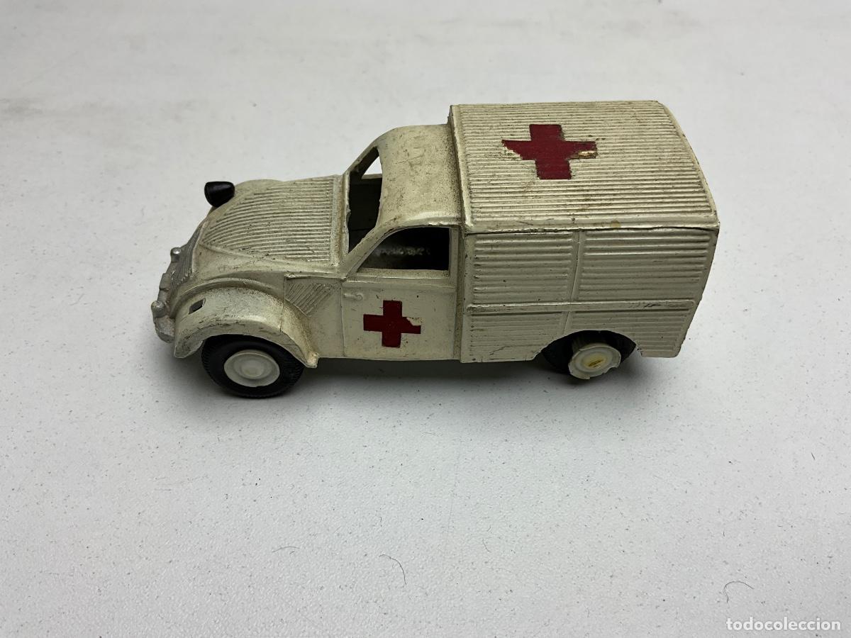 Coches a escala: FURGONETA AMBULANCIA 2 CV - SIN MARCA DE FABRICANTE - SIN CAJA - FUNCIONA - PARA RESTAURAR Y REPARAR
