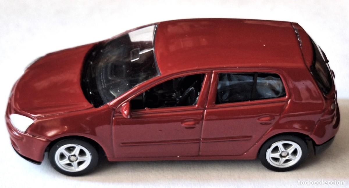 Coches a escala: COCHE ESCALA - VOLKSWAGEN GOLF V - A&Ntilde;O 1991 - MARCA WELLY - PERFECTO ESTADO