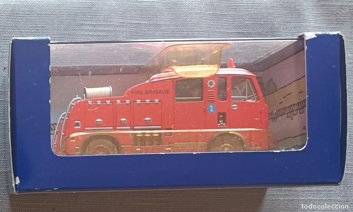 Coches a escala: Tintin Coche Atlas 42 Cami&oacute;n bomberos La isla negra Ed. francesa