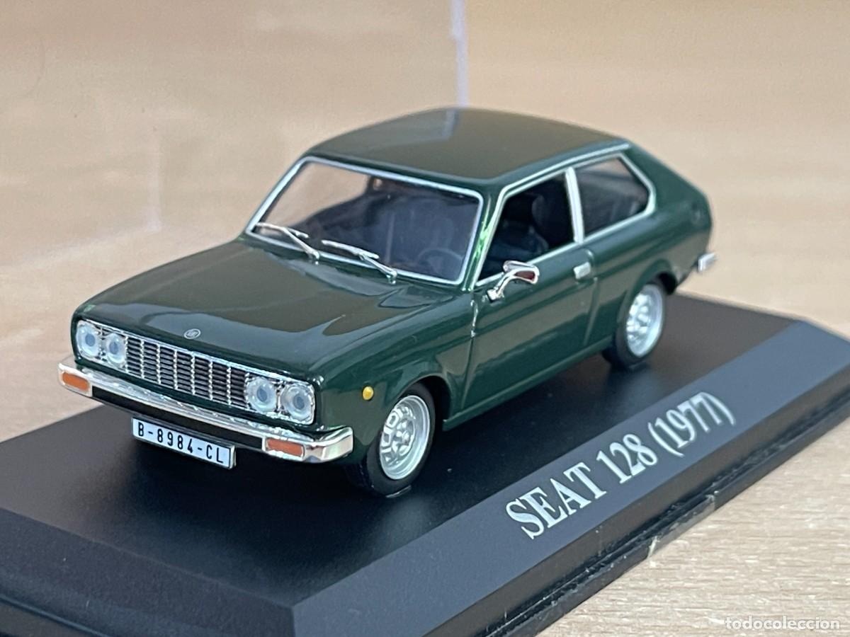 Coches a escala: Coche SEAT 128 (1977) matr&iacute;cula Barcelona 1:43 die-cast metal car 1/43 altaya