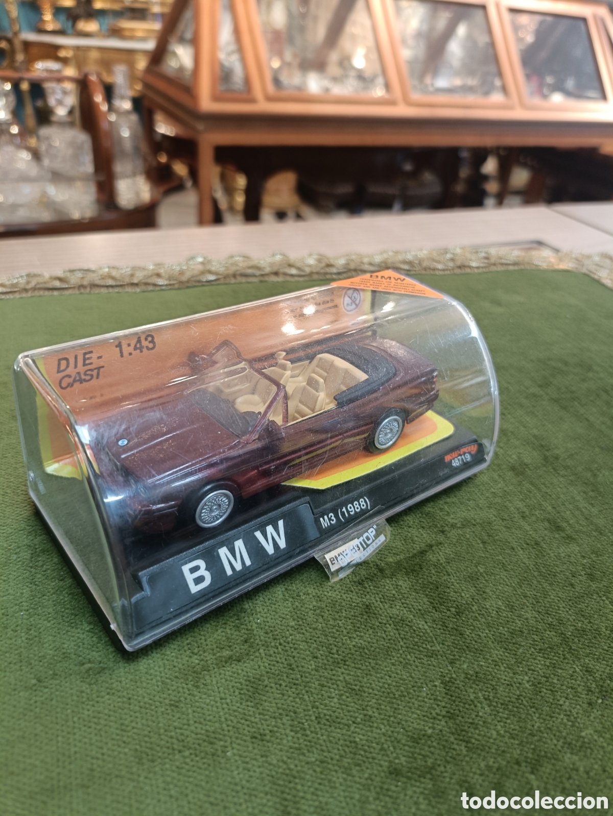 Coches a escala: Coche a escala 1:43 del BMW M3 Cabriolet de 1988 fabricada por New Ray en color marr&oacute;n....