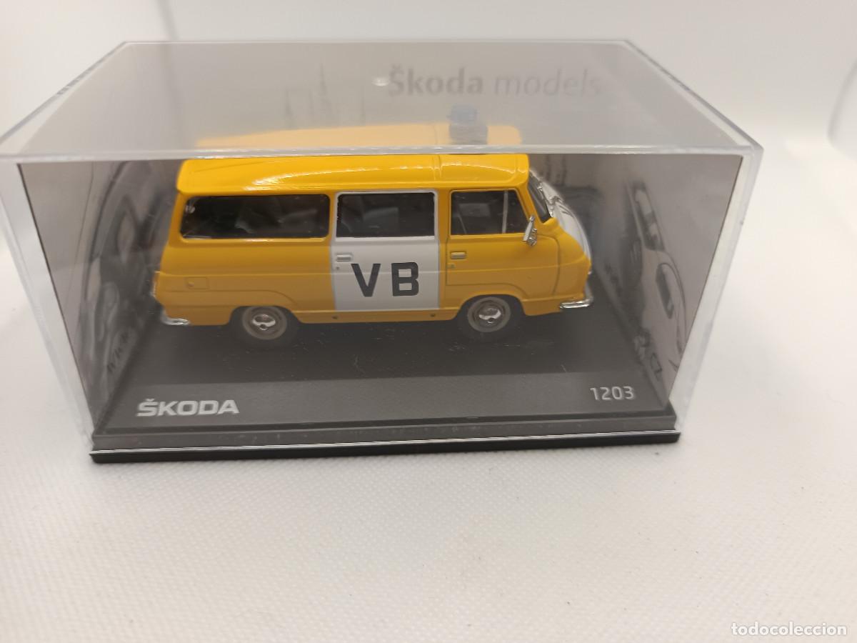 Coches a escala: Skoda 1203 de la Veřejn&aacute; bezpečnost (Seguridad Publica) 1974 Furgon de policia checoslovaca de Abrex