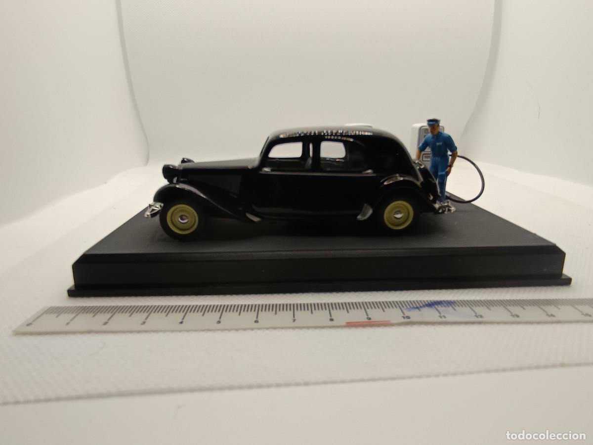 Coches a escala: Citroen 11 Ligero Traccion Avant Diorama con surtidores de gasdolina Le Route Bleue Altaya 1:43