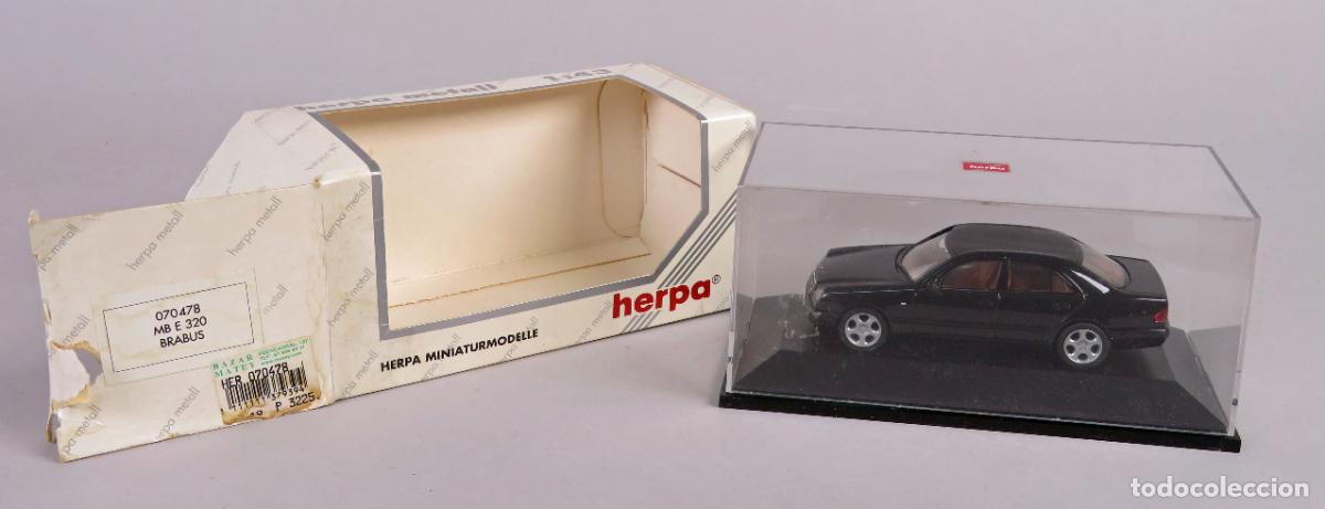 Coches a escala: Mercedes Benz E Klasse Brabus Herpa 1/43 color negro caja