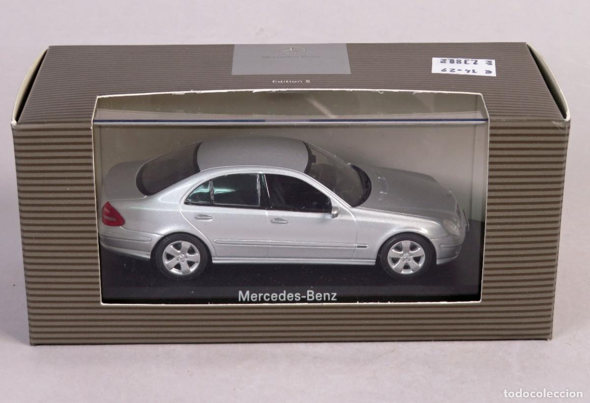 Coches a escala: Mercedes Benz E Klasse Minichamps 1/43 color gris metalizado caja