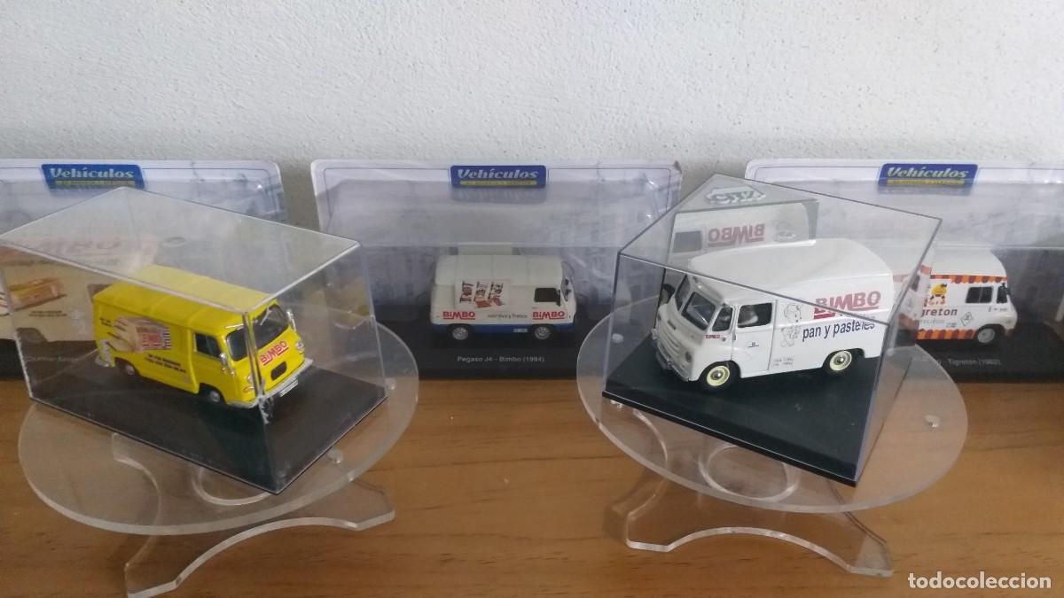 Coches a escala: 5 furgonetas de reparto, 4 de BIMBO y 1 de TIGRETON.