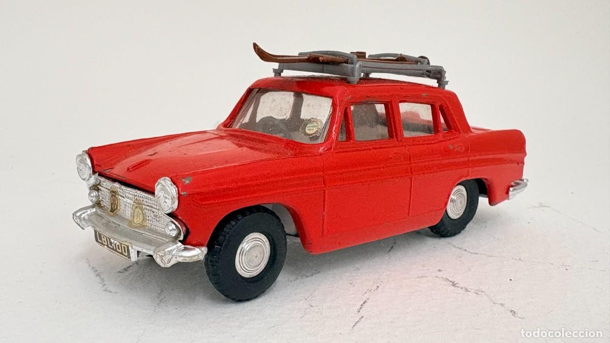 Coches a escala: AUSTIN A60 CAMBRIDGE TRI-ANG SPOT-ON 1:42 CON ESQU&Iacute;S