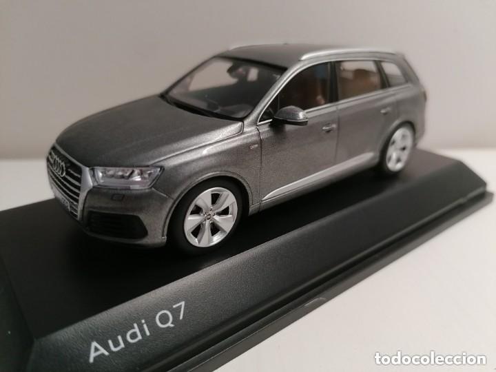 Coches a escala: Coche AUDI Q7 Graphite Grey Gris Metalizado 1/43 die-cast metal car 1:43 miniature Germany 501140763