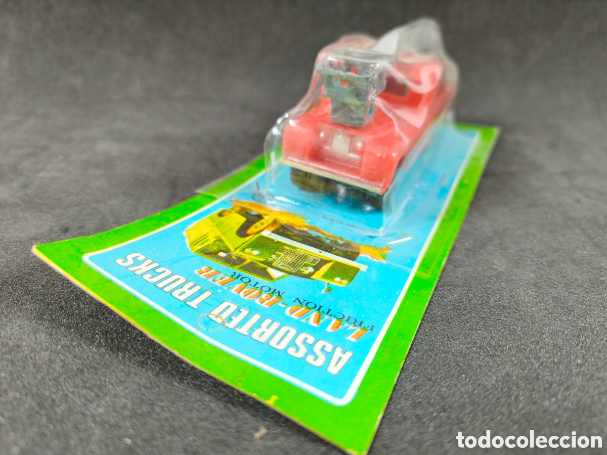 Coches a escala: Raro Land Rover con gr&uacute;a y cesta a fricci&oacute;n made in Hong Kong a&ntilde;os 60-70 esc. 1/43 aprox.