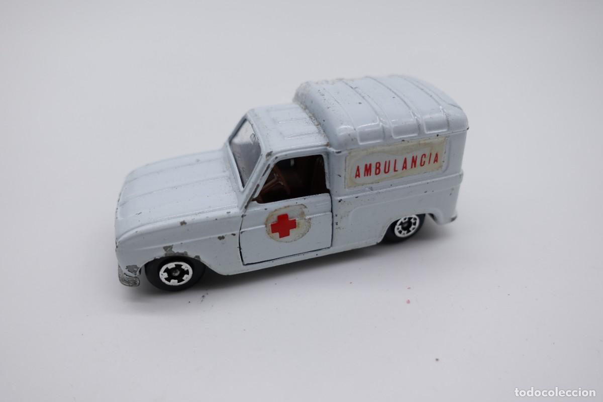 Carros em escala: FURGONETA DE JUGUETE RENAULT 4 AMBULANCIA CRUZ ROJA MIRA MINIATURA VINTAGE