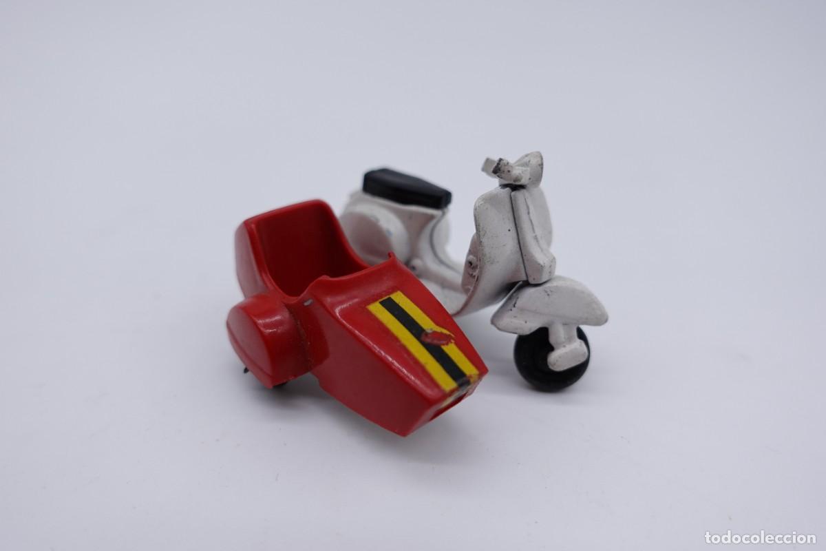 Carros em escala: MOTO VESPA CON SIDECAR BLANCA Y ROJA DE GUISVAL MINIATURA DE METAL - REF MADE IN SPAIN