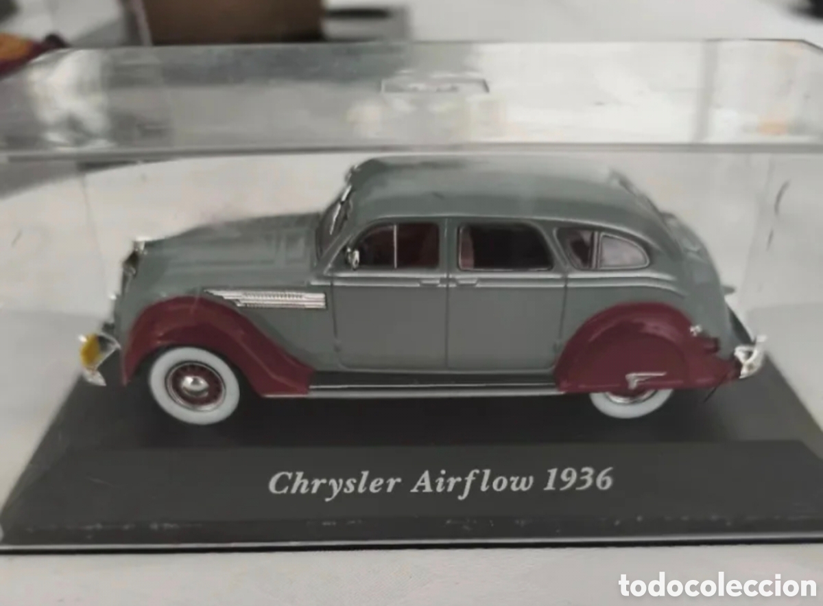 Carros em escala: Coche Miniatura Chrysler Airflow 1936 Escala 1:43 IXO / Altaya &ndash; Con Peana y Urna Expositora