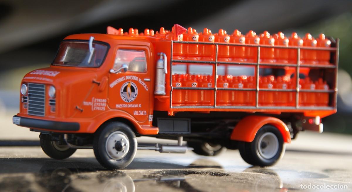 Model Cars: Cami&oacute;n SAVA P-58 1959 TRANSPORTE DE BUTANO ESCALA 1/43 DE SALVAT EN SU BLISTER