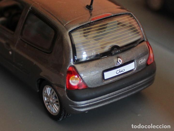 Coches a escala: Renault Clio Privilege 2001. Universal Hobbies E: 1/43 - Foto 7