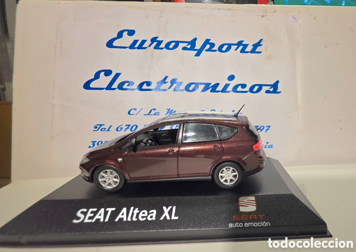Coches a escala: Seat Altea XL Azul y berenjena esc.1/43