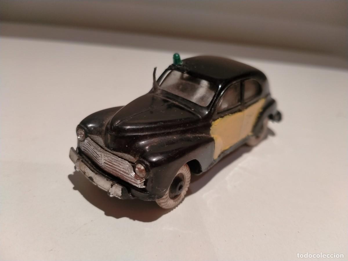 Coches a escala: Antiguo taxi de Barcelona Peugeot 203 en pl&aacute;stico 1/43