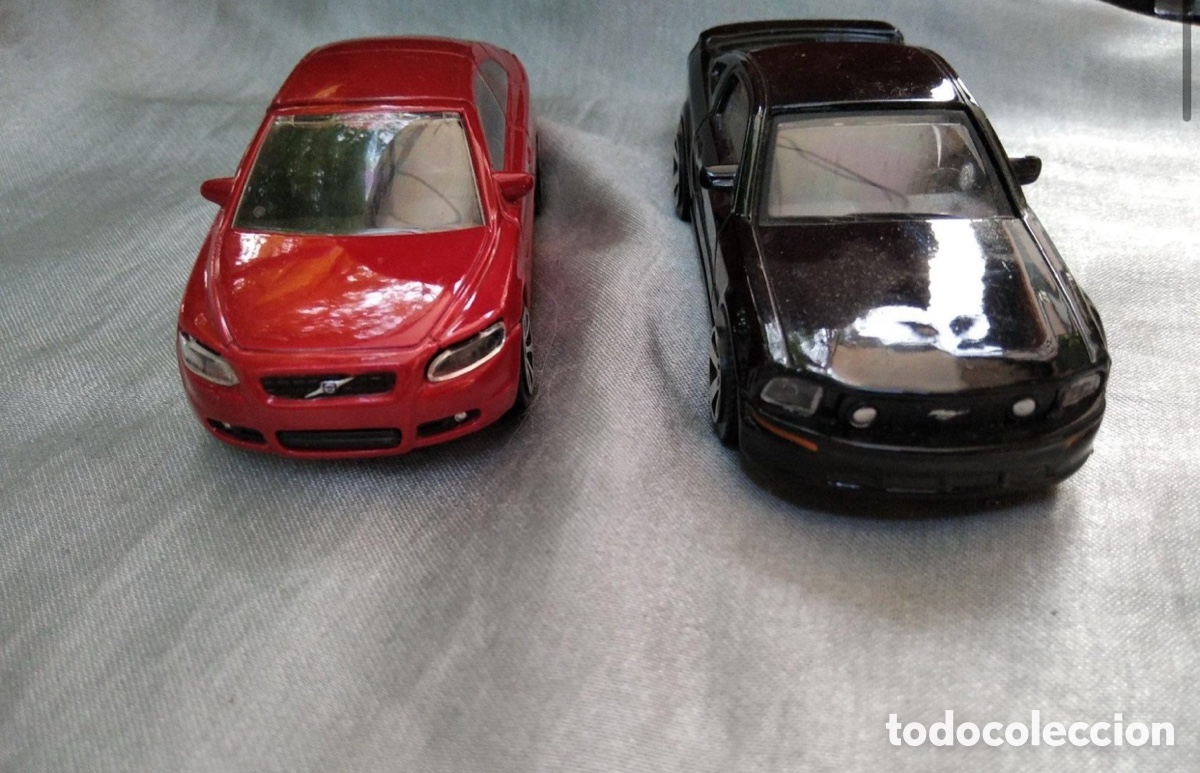 Coches a escala: Lote de 2 Coches a Escala 1/43: Bburago Volvo C70 y Welly 2006 Ford Mustang GT