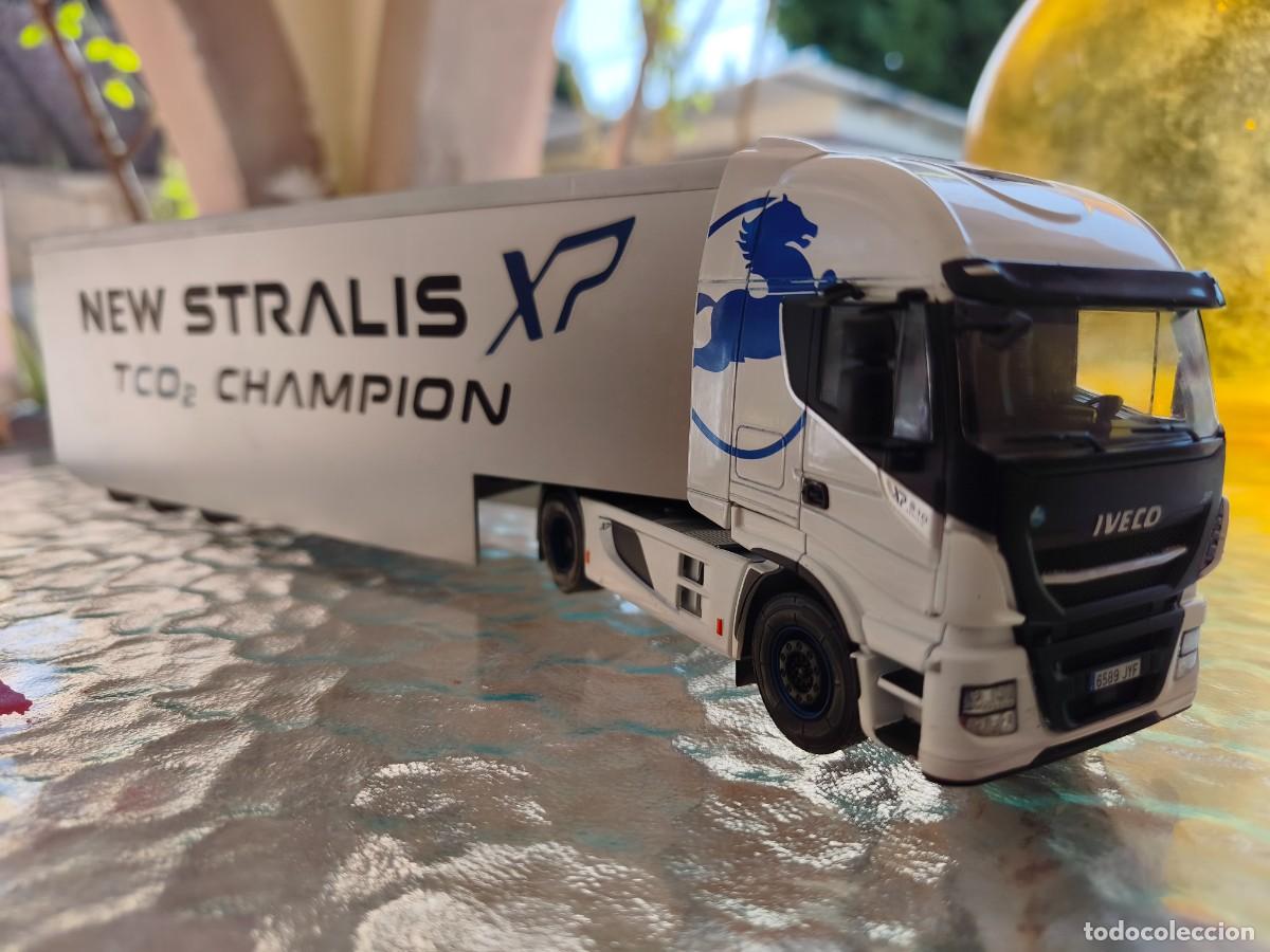 Coches a escala: Iveco Stralis XP Pegaso.Tco2 Champion (2016) Cami&oacute;n articulado. (Escala 1/43) . Salvat.