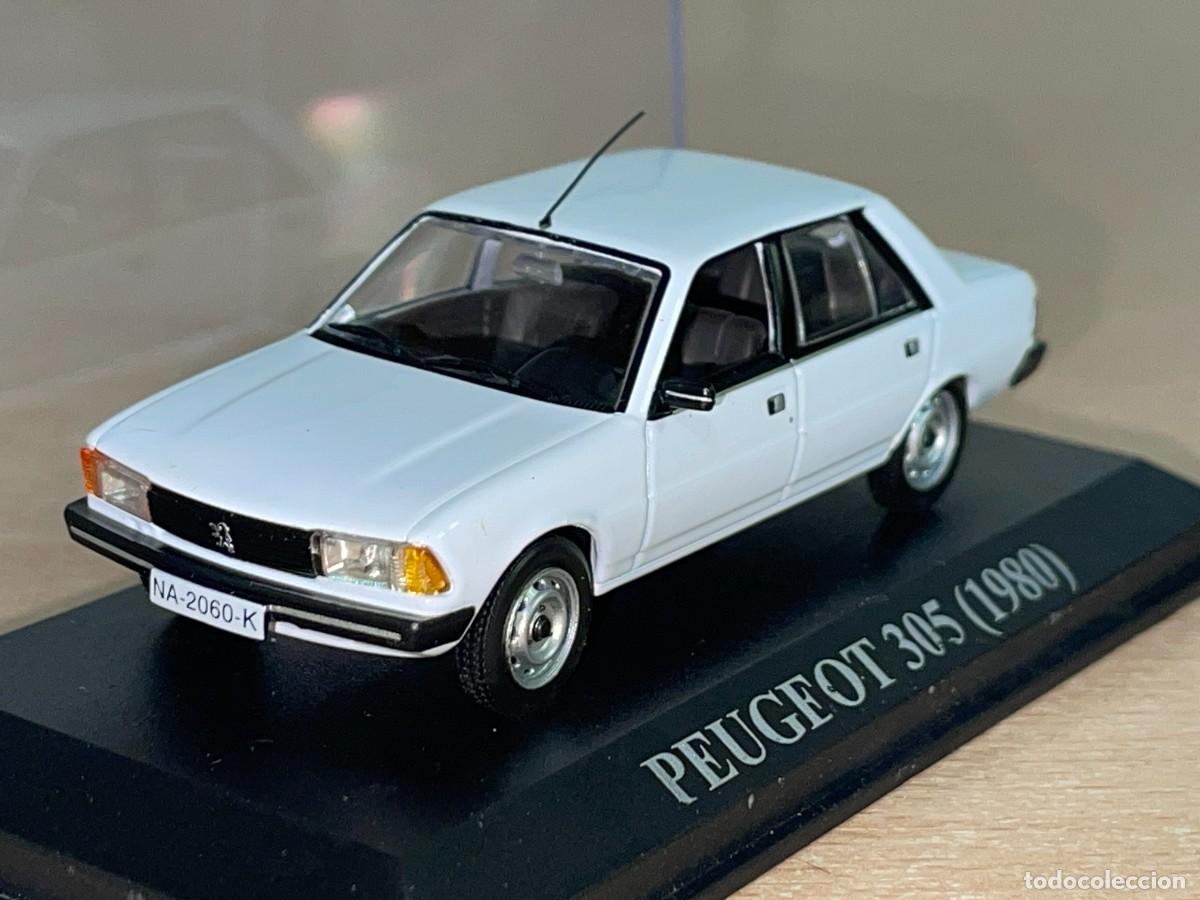 Coches a escala: Coche PEUGEOT 305 (1980) matr&iacute;cula Navarra blanco 1:43 die-cast metal car 1/43 altaya