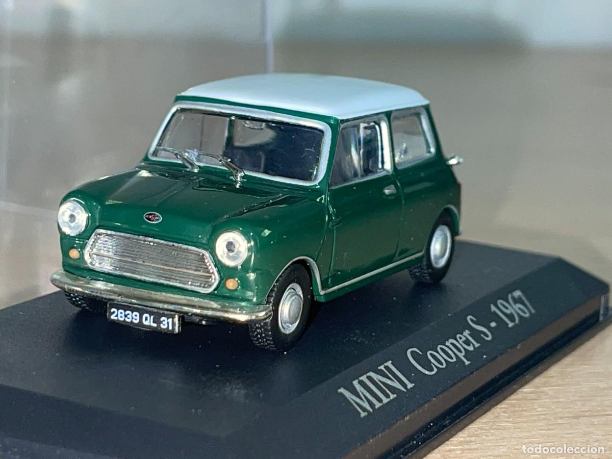 Coches a escala: Coche MINI Cooper S (1967) verde y blanco blanco 1:43 die-cast metal car 1/43 rba