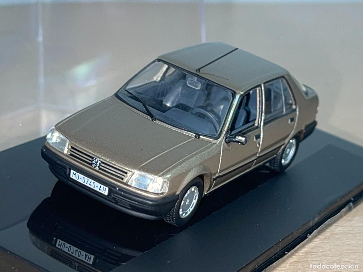 Coches a escala: Coche PEUGEOT 309 (1988) matr&iacute;cula Murcia dorado 1:43 die-cast metal car 1/43 altaya