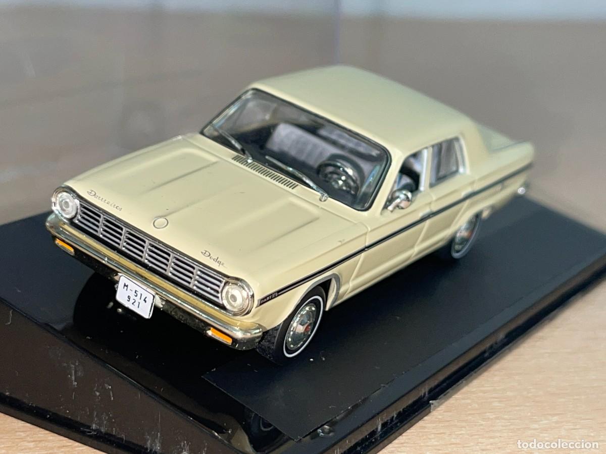Coches a escala: Coche DODGE DART Barreiros (1966) matr&iacute;cula Madrid crema 1:43 die-cast car metal 1/43 altaya