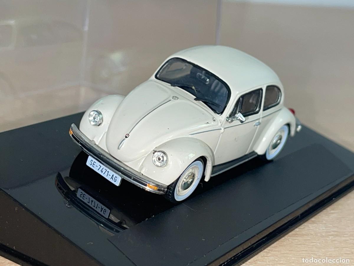 Coches a escala: Coche VOLKSWAGEN Escarabajo Beetle (1985) matr&iacute;cula Sevilla blanco 1:43 die-cast metal 1/43 altaya